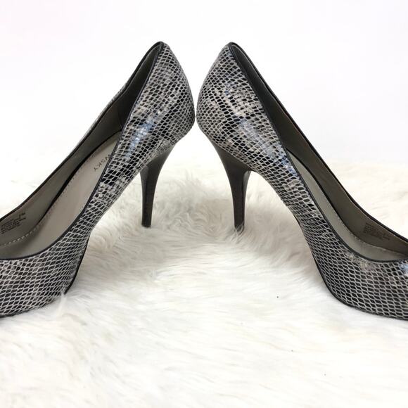 B Makowsky 9.5 M Womens Gray Python Print Leather Neve Heels - Picture 6 of 8